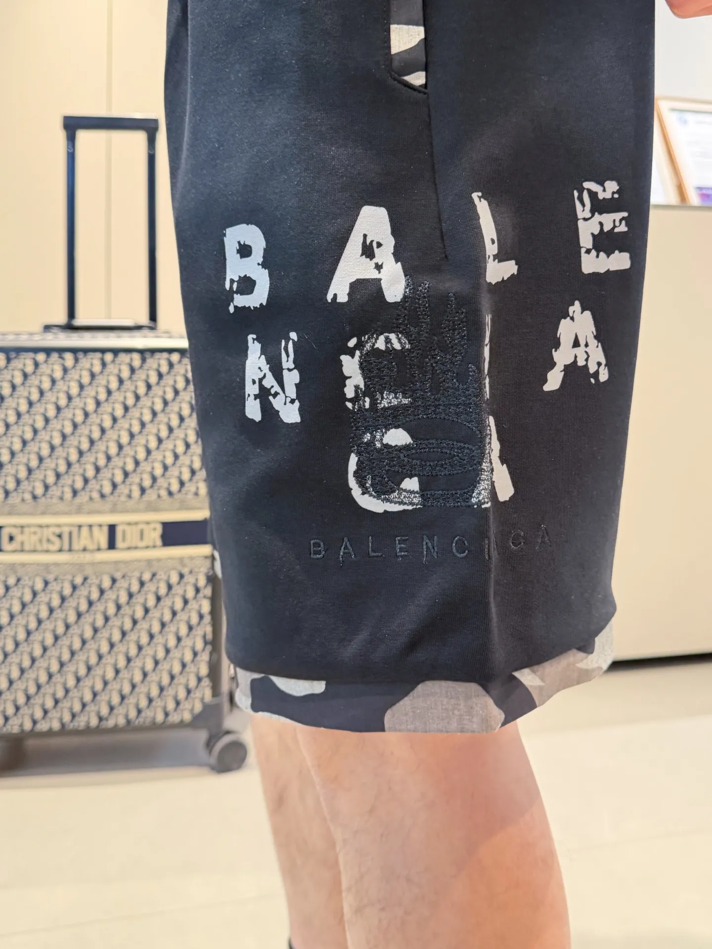 Balenciaga's three-standard complete 2026 summer New Arrival men's casual shorts, advanced custom-made Breathable fabric, Breathable fabric, extremely stretchy and comfortable, impeccable details, top-grade accessories, original logo design concept, delicate and soft feel! The upper body fit is awesome! Size: M-XXXL Please state your height and weight when ordering